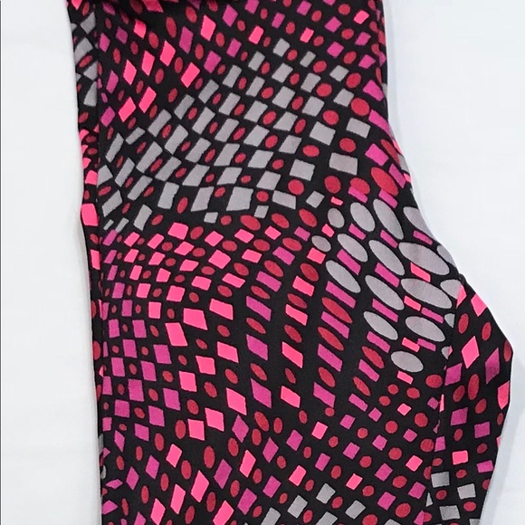 HUE Active Capri Leggings - Picture 3 of 4